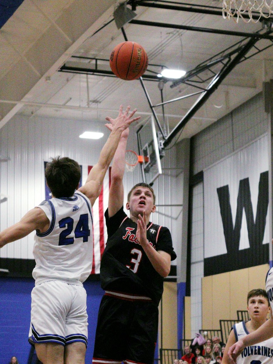 Boys: Aplington-Parkersburg 32, Dike-New Hartford 21 (Halftime) 

Garrett Hempen leads the Falcons with 14 points and reached the 1,000-career-point mark earlier in the second. #iahsbkb