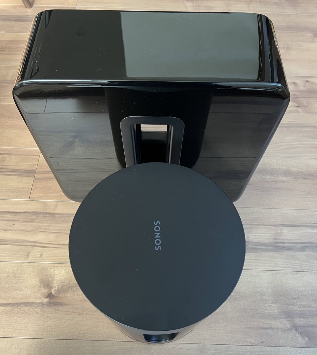 tanacchi_almost's tweet photo. SONOS Sub Mini 開封の儀②
・Sub Mini正面
非常にシンプルで無駄のないデザイン
内側にスピーカー2個はSubの作りと同様

・Subと比較×2
かなり小さい、艶々Subに比べMiniはマットで指紋つかず

・我が家のダストボックスと比較
ほぼサイズ一緒…
Miniはとても高級なゴミ箱…(失言)

#SONOS
#SubMini https://t.co/dWRyOItwDO