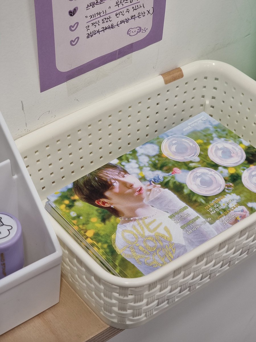 lovexionscent's tweet photo. 까페인모아와 파스텔필름 스탬프판 세팅이 완료되었습니다. 위치는 사진 참고해 주시길 바라며, 반드시 1인 1매 부탁드립니다.

최초 수령 이후, 다른 장소에서는 스탬프판을 가져가지 말아주시길 바랍니다. (*ฅ́˘ฅ̀*)💜 https://t.co/AzFazBN2nX