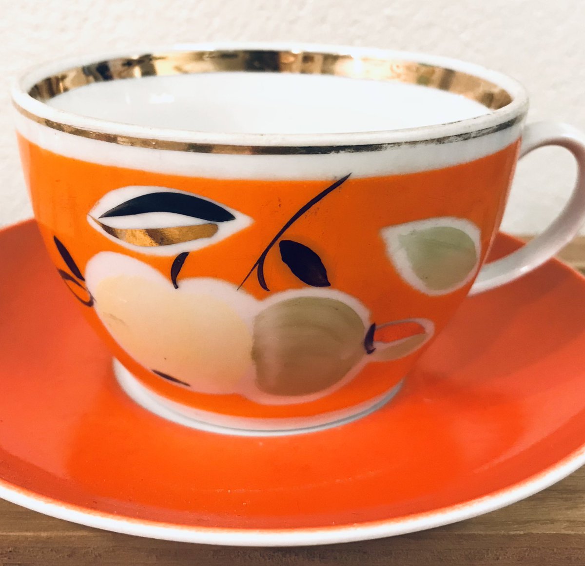 ZakkaMitte's tweet image. 先日お買い上げ頂いた、手描き部分の絵が可愛い当店のソ連陶器もオレンジ色が特徴的。今は無きウクライナの陶器工場製です。#Sovietdesign