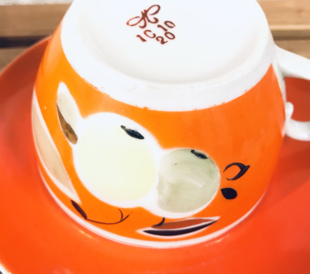 ZakkaMitte's tweet image. 先日お買い上げ頂いた、手描き部分の絵が可愛い当店のソ連陶器もオレンジ色が特徴的。今は無きウクライナの陶器工場製です。#Sovietdesign