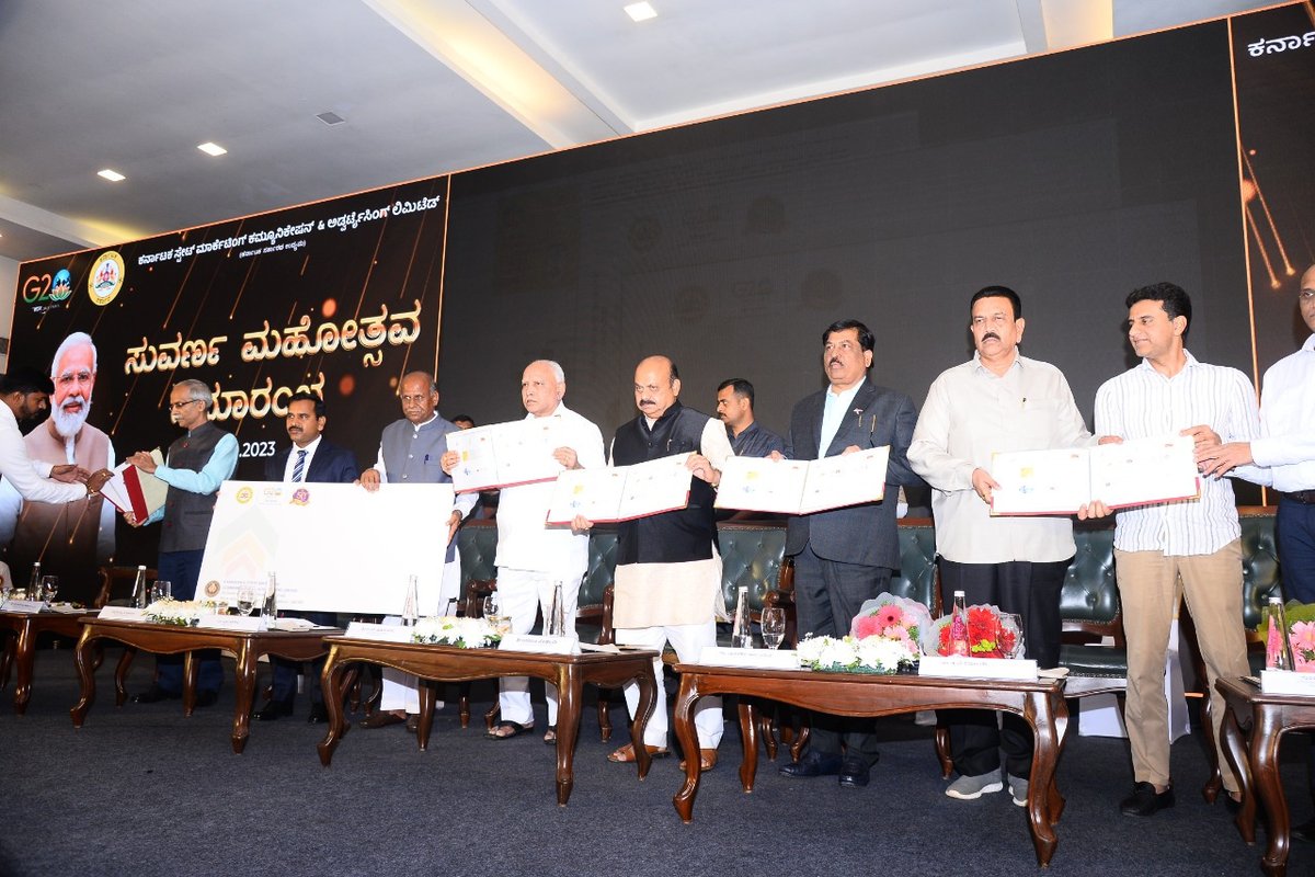HqPostal's tweet photo. The following dignitaries were present during the event:  
Shri. Basavaraj Bommai Hon'ble Chief minister GoK
Shri. BS Yediyurappa Former Chief Minister GoK
and Minister of Large and Medium Industries GoK Shri. Murugesh Nirani. (2/2)

#AMRITPEX-2023
#indiapost https://t.co/r73URe3kFj