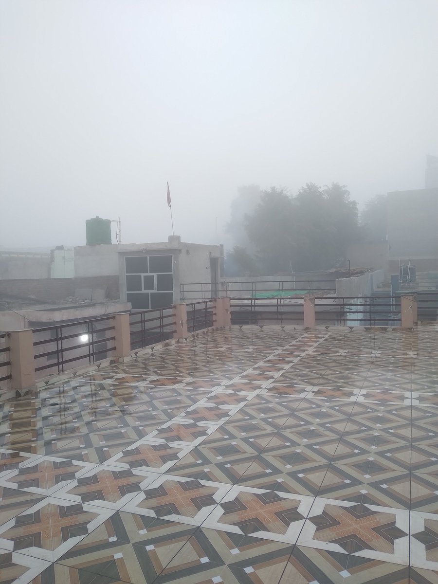 shubhamtorres09's tweet photo. Cold , Foggy &amp; Frosty morning in #Rewari , here temp didnt went below 0°c due to early arrival of #Fog (~10pm)

But , Gwal Pahadi NISE (#Gurgaon) reported -0.9°c as fog arrived late there (~1am)

Some stns missed 0°c

#Balsamand 1.4°c
#Mahendragarh 1.7°c
#Jhajjar 1.8°c

#Haryana https://t.co/191d4Wnj7x