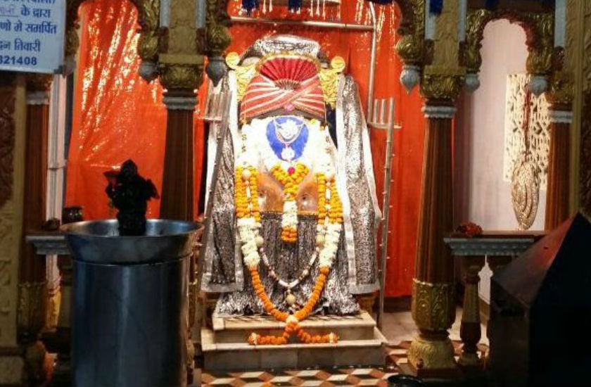 PP4India's tweet photo. जूनी इंदौर में दुनिया का सबसे प्राचीन और चमत्कारिक शनिदेव मंदिर जहां शनि देवता स्वयं पधारे थे। ऐसी मान्यता है कि यहां के दर्शन करने वाले भक्तों पर शनिदेव की विशेष कृपा बरसती है..तो आज शनिदेव के ये दिव्य दर्शन आप पर भी कृप्या बरसाएं। जय शनिदेव महाराज की 🙏
https://t.co/EgpXUw5L0N https://t.co/5laaWKISge