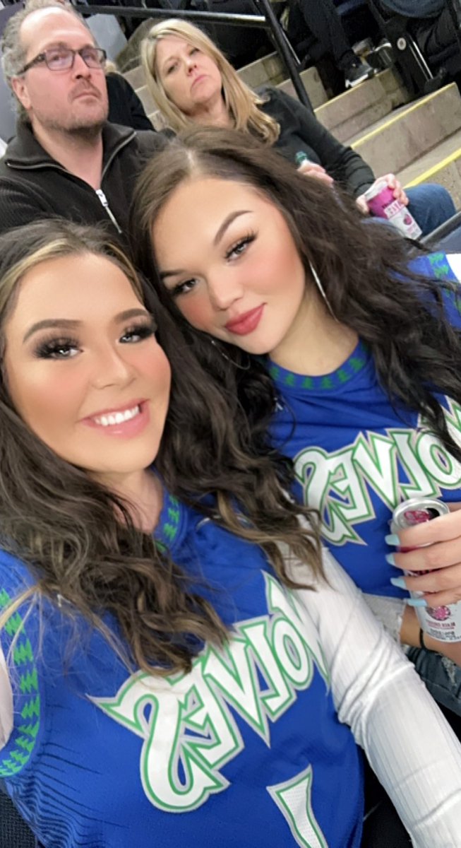 Courtney2344's tweet photo. #packpix #timberwolves https://t.co/bFr3UjN6ED