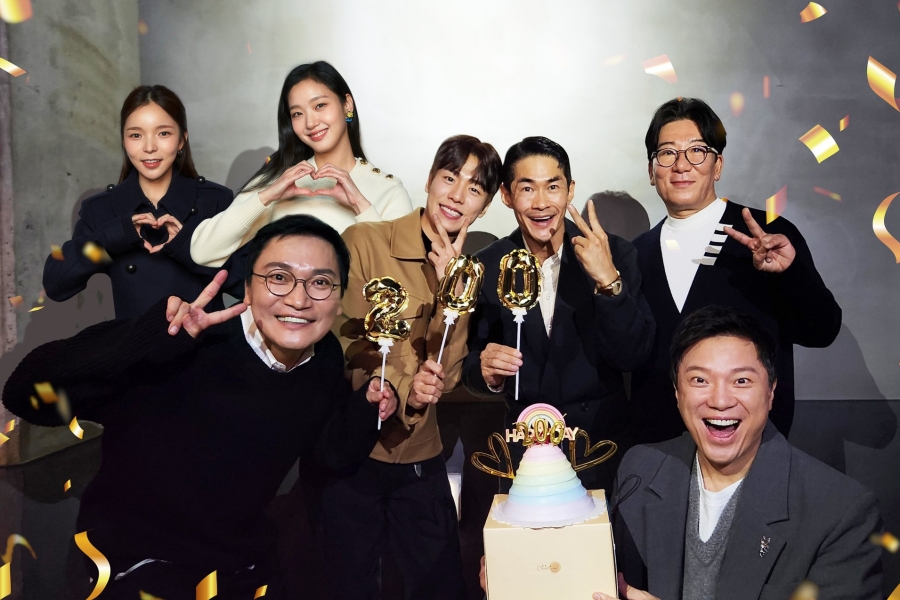 #KimGoEun, #LeeHyunWoo, #JungSungHwa, And More Celebrate '#Hero' Surpassing 2 Million Moviegoers
soompi.com/article/156183…