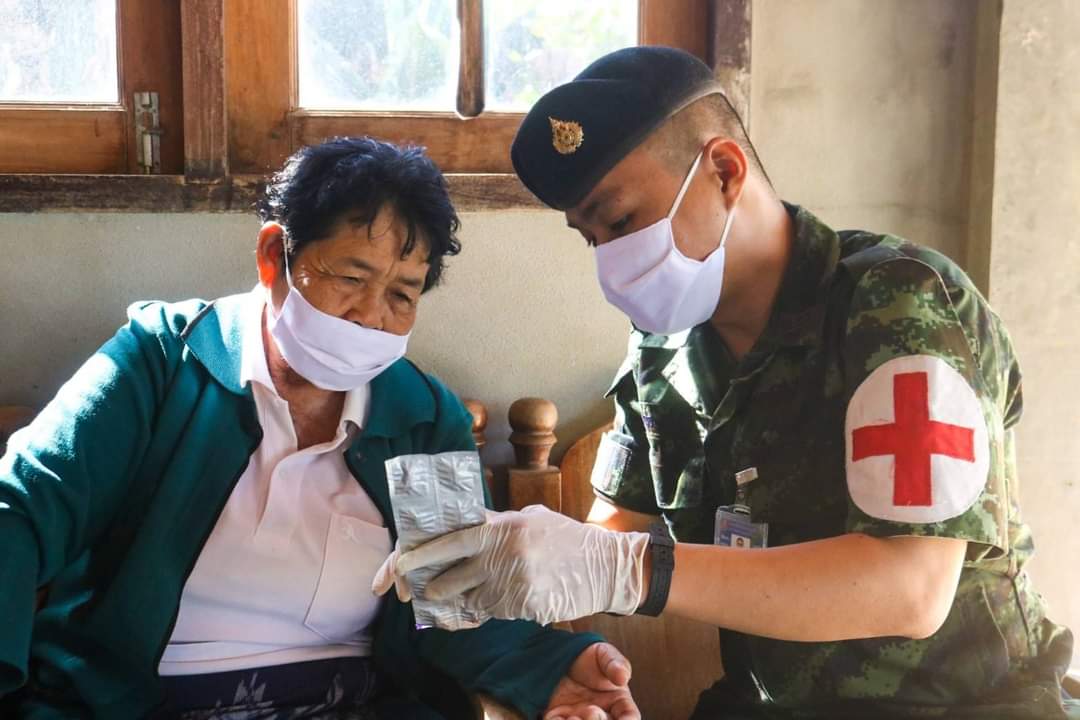 3_INFANTRY_DIV's tweet photo. " หมอทหารเดินเท้า..ดูแลสุขภาพผู้สูงอายุในชุมชน " 💂‍♂️👨‍⚕️💛

ร.13 พัน.2 จัดเจ้าหน้าที่เสนารักษ์ของหน่วยร่วมกับ อสม.ประจำพื้นที่ ออกให้บริการตรวจสุขภาพประชาชน พร้อมทั้งได้มอบยาเวชภัณฑ์และคำแนะนำการดูแลสุขภาพให้ห้วงฤดูหนาว แก่ผู้สูงอายุ ณ บ.ดอนหวาย ต.กุดสระ อ.เมือง จว.อุดรธานี https://t.co/A7snhoIbC8