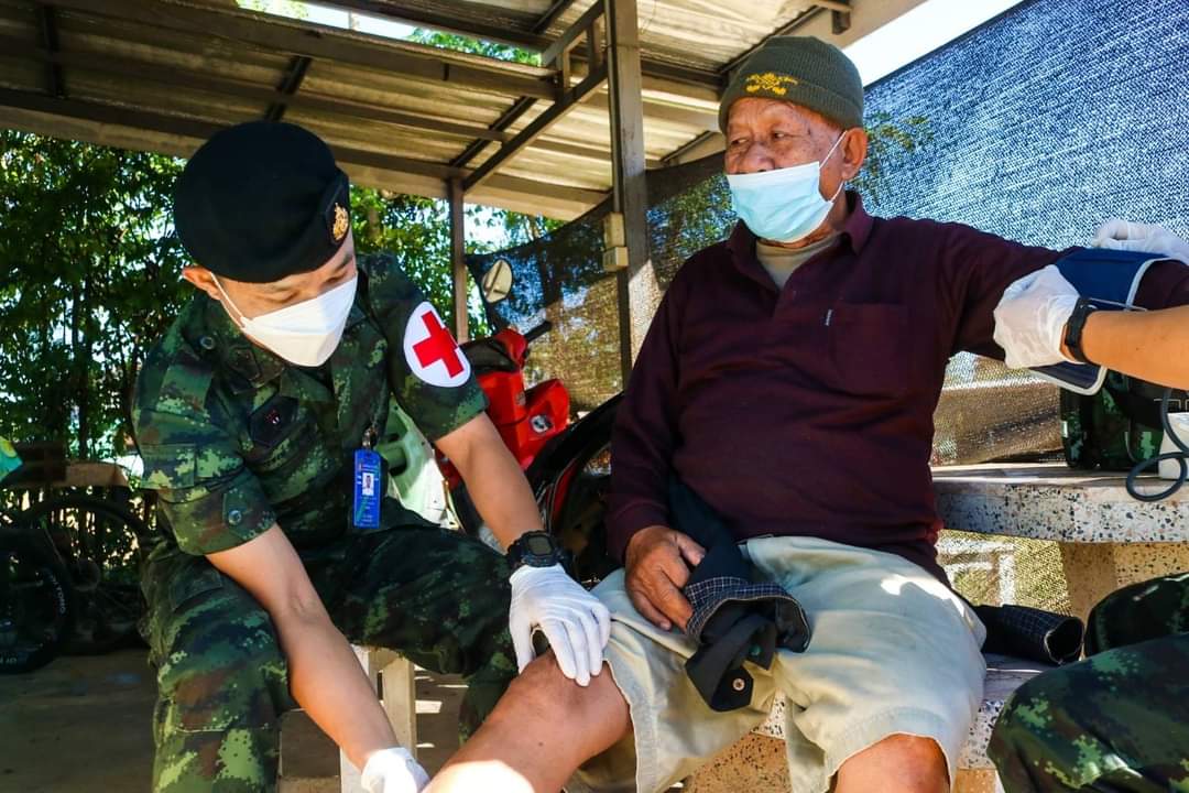 3_INFANTRY_DIV's tweet photo. " หมอทหารเดินเท้า..ดูแลสุขภาพผู้สูงอายุในชุมชน " 💂‍♂️👨‍⚕️💛

ร.13 พัน.2 จัดเจ้าหน้าที่เสนารักษ์ของหน่วยร่วมกับ อสม.ประจำพื้นที่ ออกให้บริการตรวจสุขภาพประชาชน พร้อมทั้งได้มอบยาเวชภัณฑ์และคำแนะนำการดูแลสุขภาพให้ห้วงฤดูหนาว แก่ผู้สูงอายุ ณ บ.ดอนหวาย ต.กุดสระ อ.เมือง จว.อุดรธานี https://t.co/A7snhoIbC8