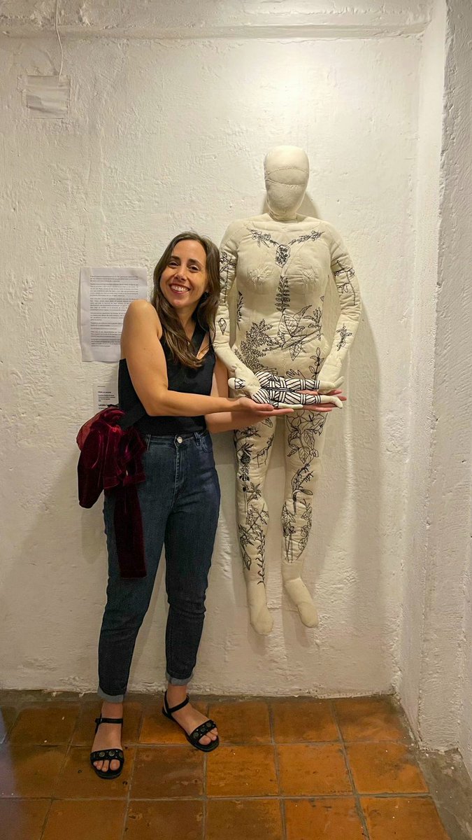 GN!!
Returning here after a period of hard work and demands of the physical world. 
I share with you a picture with Ofelia, in an exhibition last month. 
Ofelia is an embroidered fabric sculpture with botanical designs that is still in process.