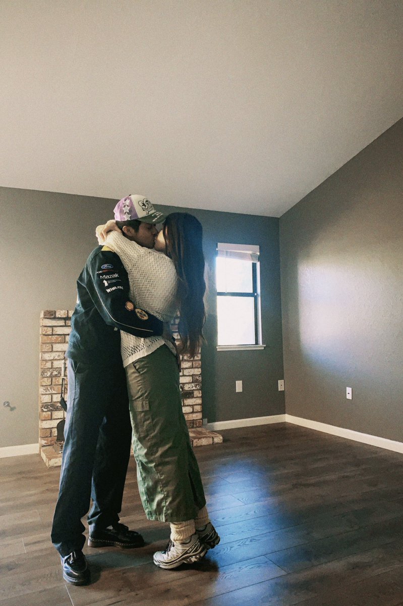 typicaltuyen's tweet photo. The time has finally come. Here’s to new beginnings 🏡🔑 https://t.co/aPtd5jqwdV