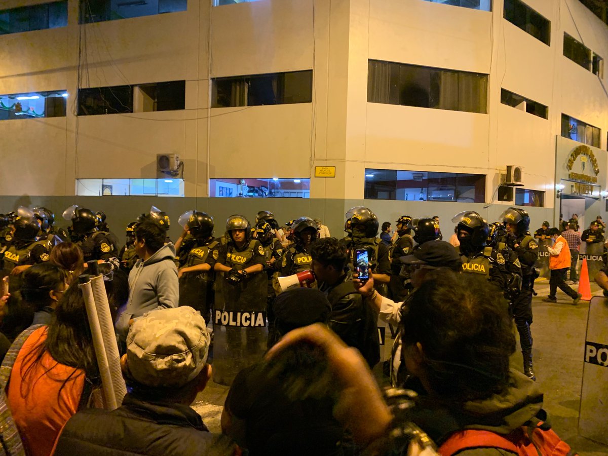 contrala93's tweet photo. Presentes a las afueras de la comisaría donde detuvieron a más de 50 compañerxs https://t.co/zIBHuIKObE