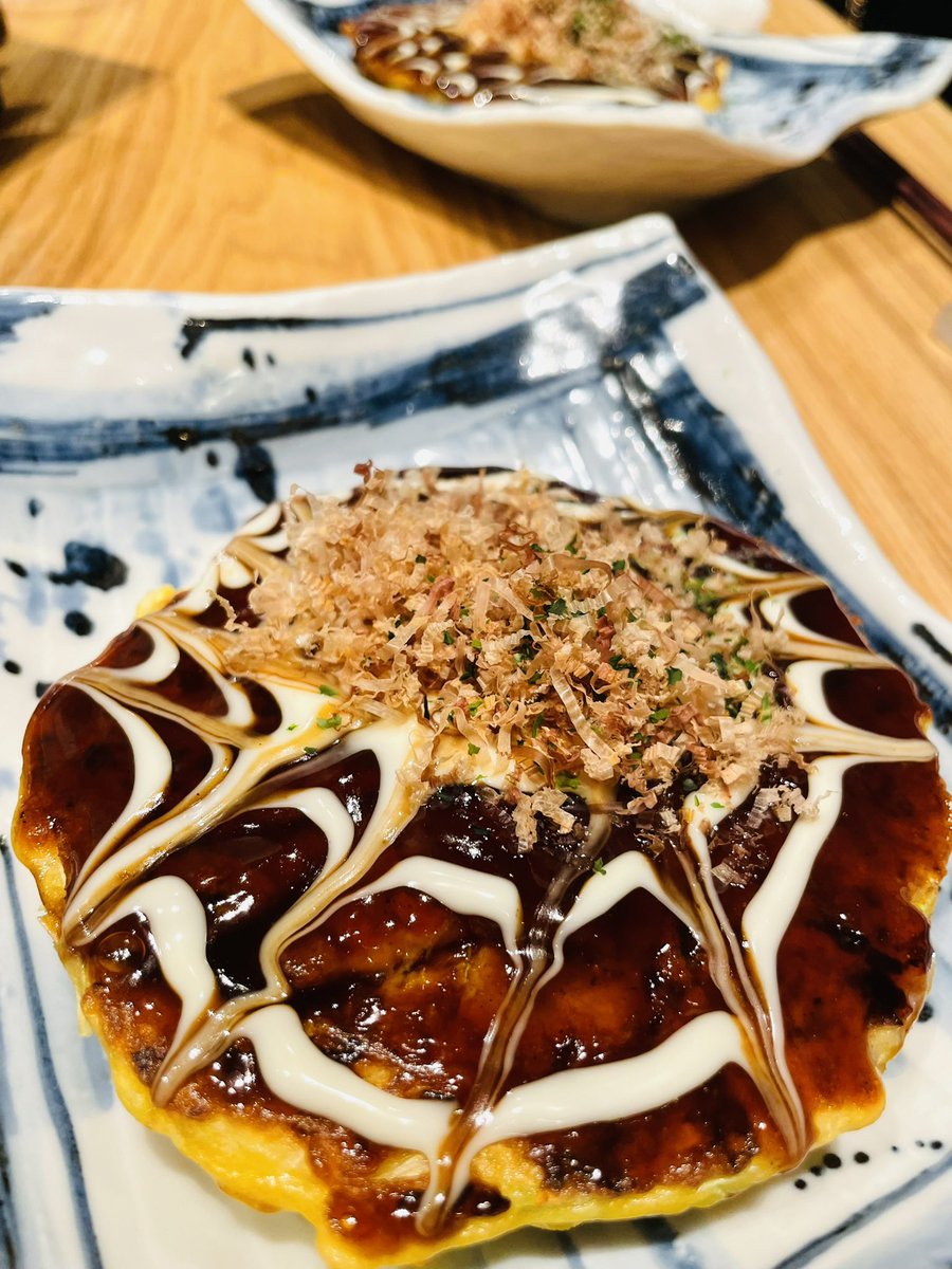 yuika_matsuda's tweet photo. バチェラーの皆と🌹東急プラザ渋谷6階『OSAKAきっちん。』はカウンター席だと目の前の鉄板で焼いてくれるライブ感が🔥焼き加減が絶妙な関西風お好み焼き、焼きそば、海鮮の数々。A5ランク和牛ステーキ、焼ゴマ豆腐は何個でもぺろりといけるほど絶品🥺ランチもやっていて夜は3500円コースから食べれる！ https://t.co/nm33xBE1eh