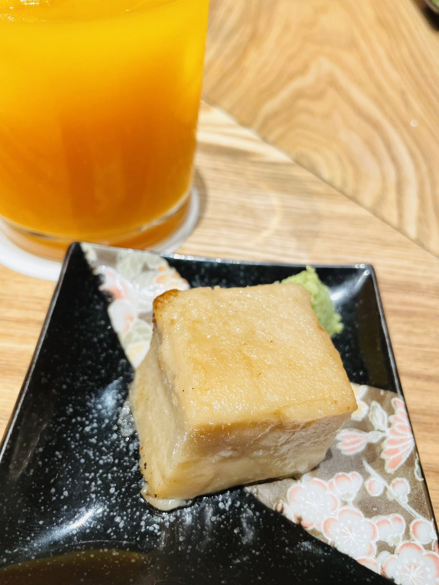 yuika_matsuda's tweet photo. バチェラーの皆と🌹東急プラザ渋谷6階『OSAKAきっちん。』はカウンター席だと目の前の鉄板で焼いてくれるライブ感が🔥焼き加減が絶妙な関西風お好み焼き、焼きそば、海鮮の数々。A5ランク和牛ステーキ、焼ゴマ豆腐は何個でもぺろりといけるほど絶品🥺ランチもやっていて夜は3500円コースから食べれる！ https://t.co/nm33xBE1eh