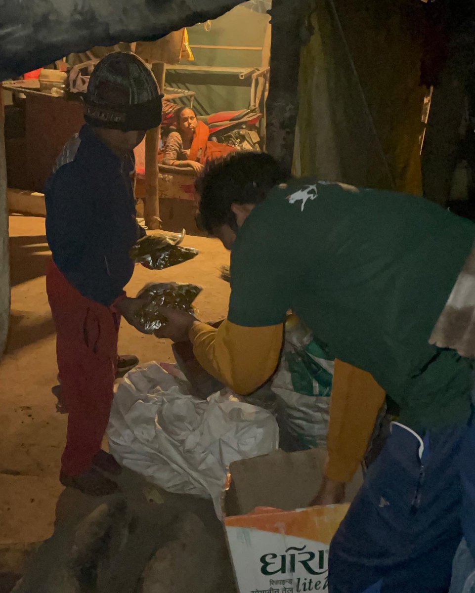 AnkitSinghLogan's tweet photo. With the temperature dropping below 10 degrees, our Robins are still doing what they can do best.💚
@rha_india
#rha #rhaindia #robinhoodarmy #robinhoodarmyindia #pukhrayan #ankitsinghlogan #kindness #bringinghumanityback #spreadingsmiles https://t.co/UBxUsWZEbf