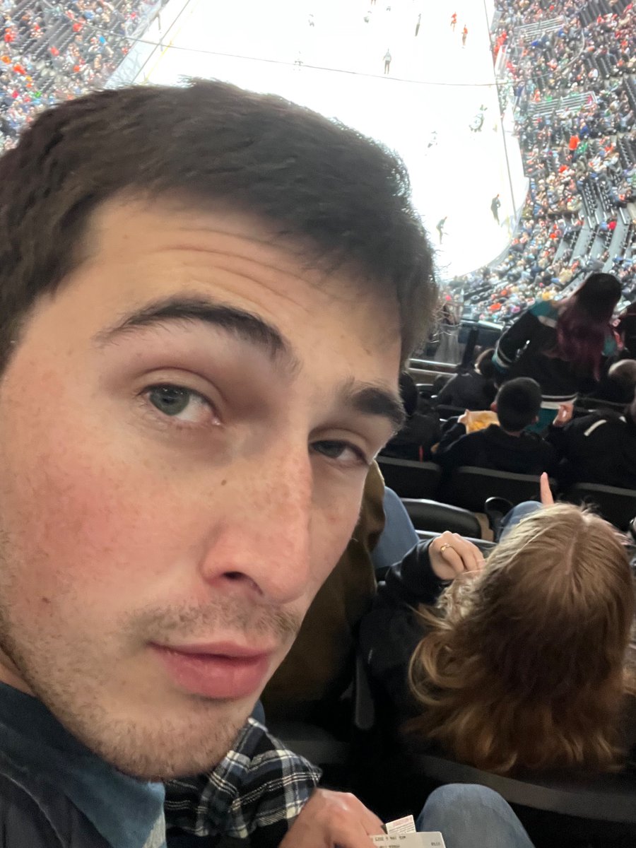 earloaves's tweet photo. 2nd game in a week. My life is a movie! #FlyTogether https://t.co/jD2wTp1zBD