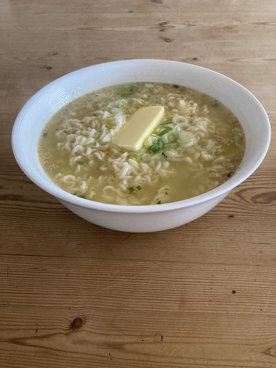 Shi6874's tweet photo. 今日のランチ！緊急の仕事でめっちゃ急いでいるので。世界一旨いサッポロ一番・塩ラーメンでバターを入れただけの塩バターラーメン！ぱぱっと作って食べて...😋😋😋　#おうちごはん #ランチ #インスタトラーメン #ズボラ飯 https://t.co/vEiBhvRLkw