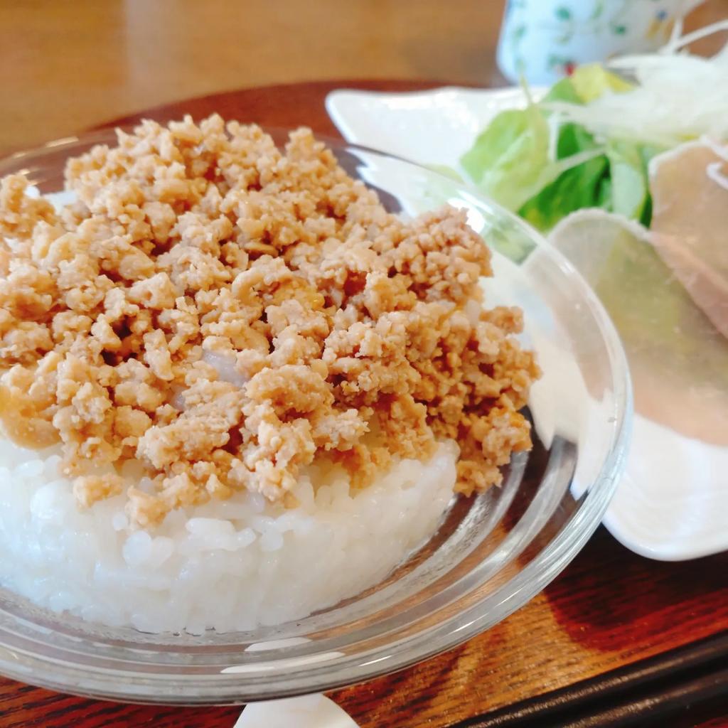 ar_cxtao36kk's tweet photo. ランチは昨日作ったものとサラダでさっと🙌

鶏そぼろ丼🍚🐔
生ハムサラダ🥗

浮腫み予防の玉ねぎって筋トレでの引き締めに＋になるから大好き🧅

#おうちごはん #ランチ #料理 #料理記録 #料理好きさんと繋がりたい #料理好きな人と繋がりたい #筋トレ好きな人と繋がりたい
https://t.co/Cx4iA8Zv6y https://t.co/eYZybeVaq7