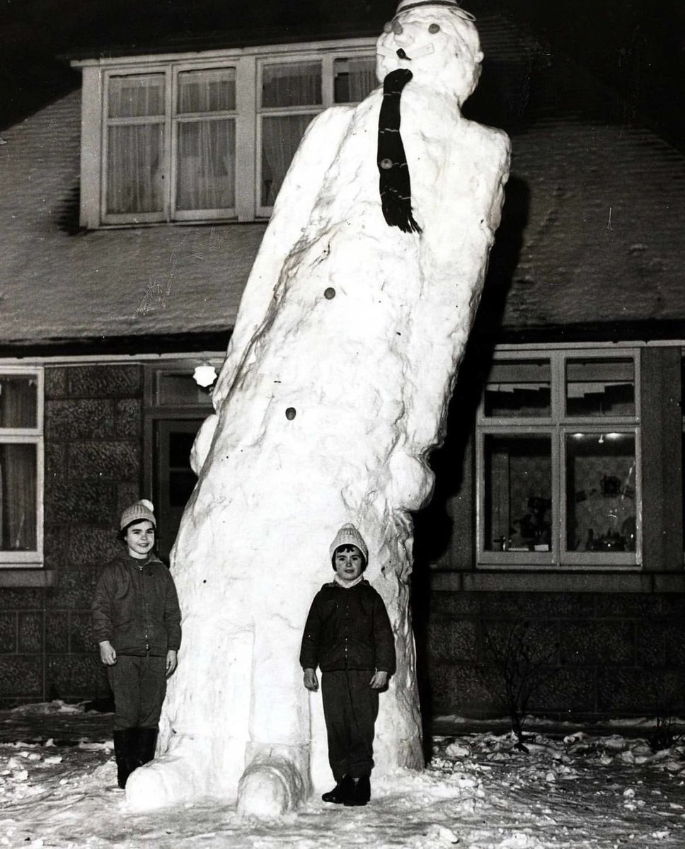 historyinmemes's tweet photo. A giant snowman measuring 17 ft. made by two girls in Aberdeen, Scotland, Jan. 3, 1963. https://t.co/wgJTPVNnG0