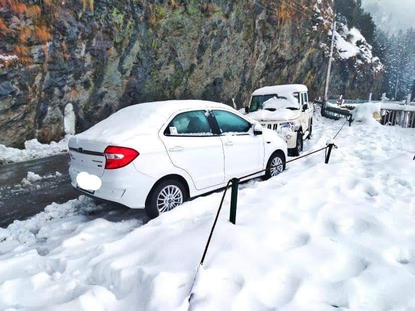 FordLovers3's tweet photo. #WeekendSpecial #ExclusivePost

Proudly Presenting, super hit chilling snowy #FordMoments by 1ofour Dearest #FordLovers Mr. B R Siddhant's from Uttarakhand, smashing  #FordAspire's #FordPhotography.

#FordLoversFamily #FordHameshaHamareDilMain 
#LoveFord
@FordIndia @FordIndiaHelp https://t.co/10bqR3LrJg