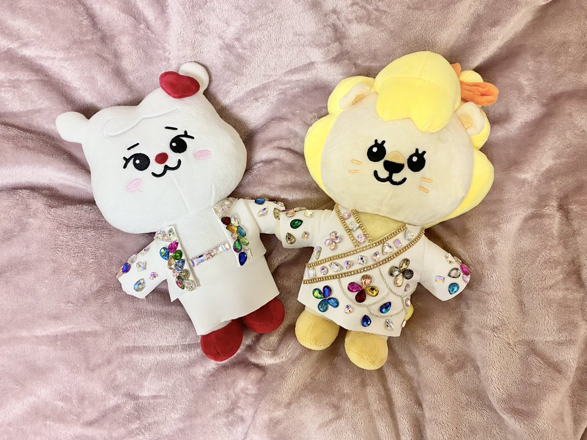 _rimako_s2_'s tweet photo. NizooちゃんのLight it Up衣装がやぁぁぁぁぁぁっと完成した😭リマコが着てたのとキラキラのデザインはちょっと変えちゃったけど、形はそのまま!!どうかなぁ🤔NiziUちゃんの目にとまったらいいな👀🧡❤️🪄✨
#NiziU #Nizoo #MAKO #LAKO #RIMA #LIanu #NiziUクリエイティ部 #NiziUに届け https://t.co/Qc9Du4z6eA