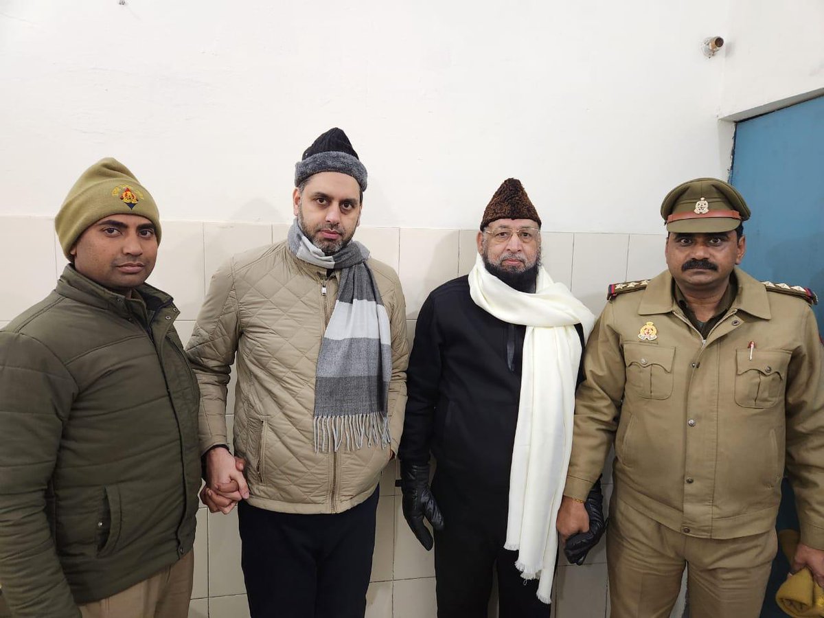 #बसपा नेता याक़ूब कुरैशी &amp; उनका बेटे को <a href="/Uppolice/">UP POLICE</a> ने गिरफ्तार कर लिया है 🙅

<a href="/BSP4India/">Bahujan Samaj Party </a> के इस नेता की एक वख्त में तूती बोलती थी, कभी सोचा भी नही था कि यह दिन देखने होंगे 😘 जब वख्त ख़राब होता है तो ऐसा ही होता है !!