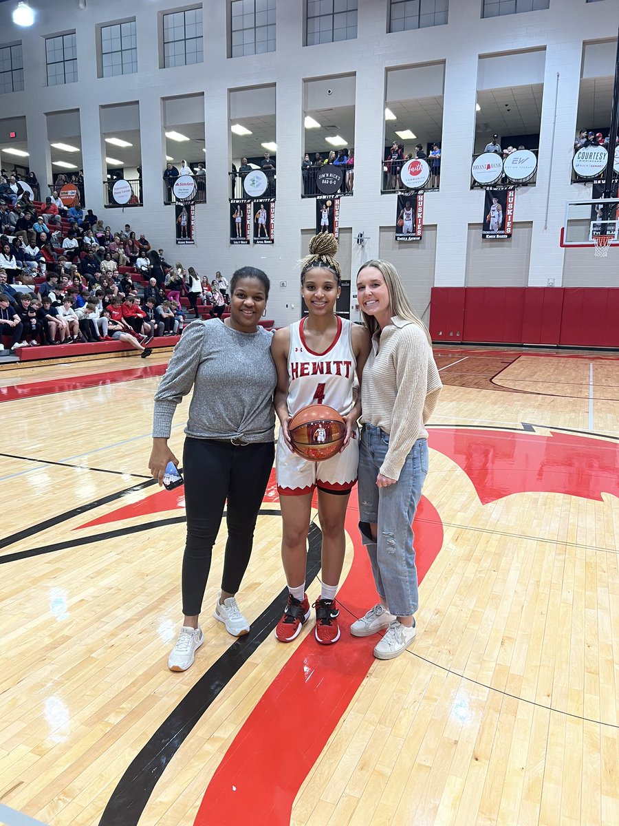 HT_GIRLS's tweet photo. TONIGHT @april_hooks2023 WAS PRESENTED WITH HER 1️⃣0️⃣0️⃣0️⃣ POINT BALL BY @baileyberry_  2017 @HT_GIRLS GRADUATE. https://t.co/E6JPxWtoRH