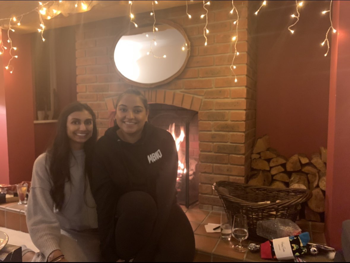 IndiHundal's tweet photo. A year ago I had never watched a game of ball and now all my friends know every member of the Grizz roster and I wear MBNO merch to Xmas dinner 🐻😂 #Jas12DaysOfChristmas https://t.co/CvPQfXrHp7