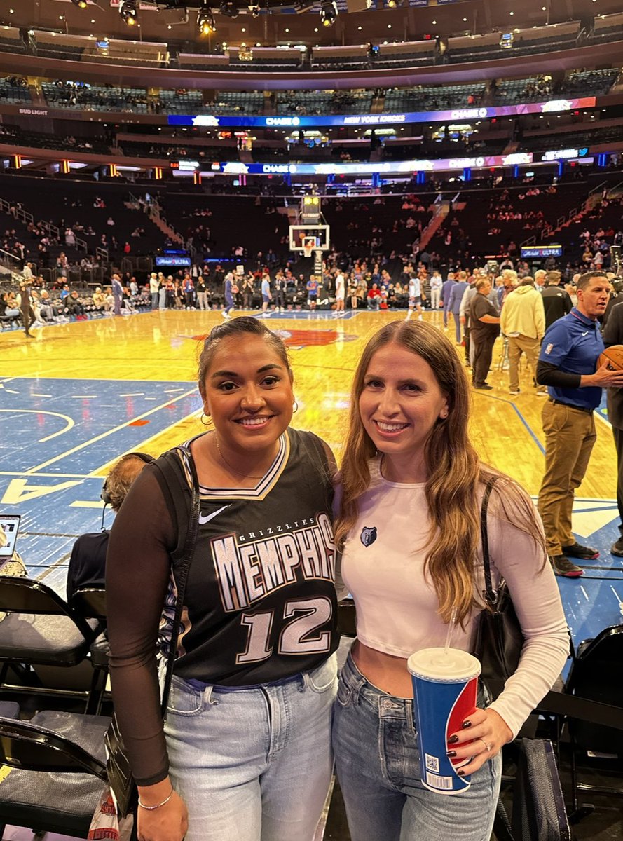 IndiHundal's tweet photo. A year ago I had never watched a game of ball and now all my friends know every member of the Grizz roster and I wear MBNO merch to Xmas dinner 🐻😂 #Jas12DaysOfChristmas https://t.co/CvPQfXrHp7