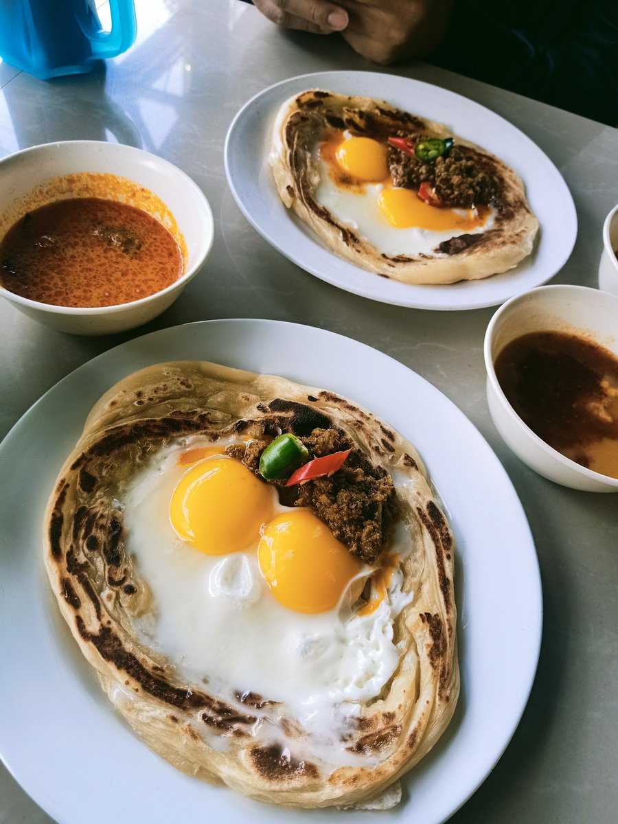 chikpuanchacha's tweet photo. 1. Started my day all fired up to complete a project already past the due date, filling my tummy with a #rotisarangburung (bird's nest roti) at #SungaiPenchala. Then went to the #TTDI library to be told by the guard it's closed. Forgot they close on first weekend every month! > https://t.co/FRhPdXXnHG