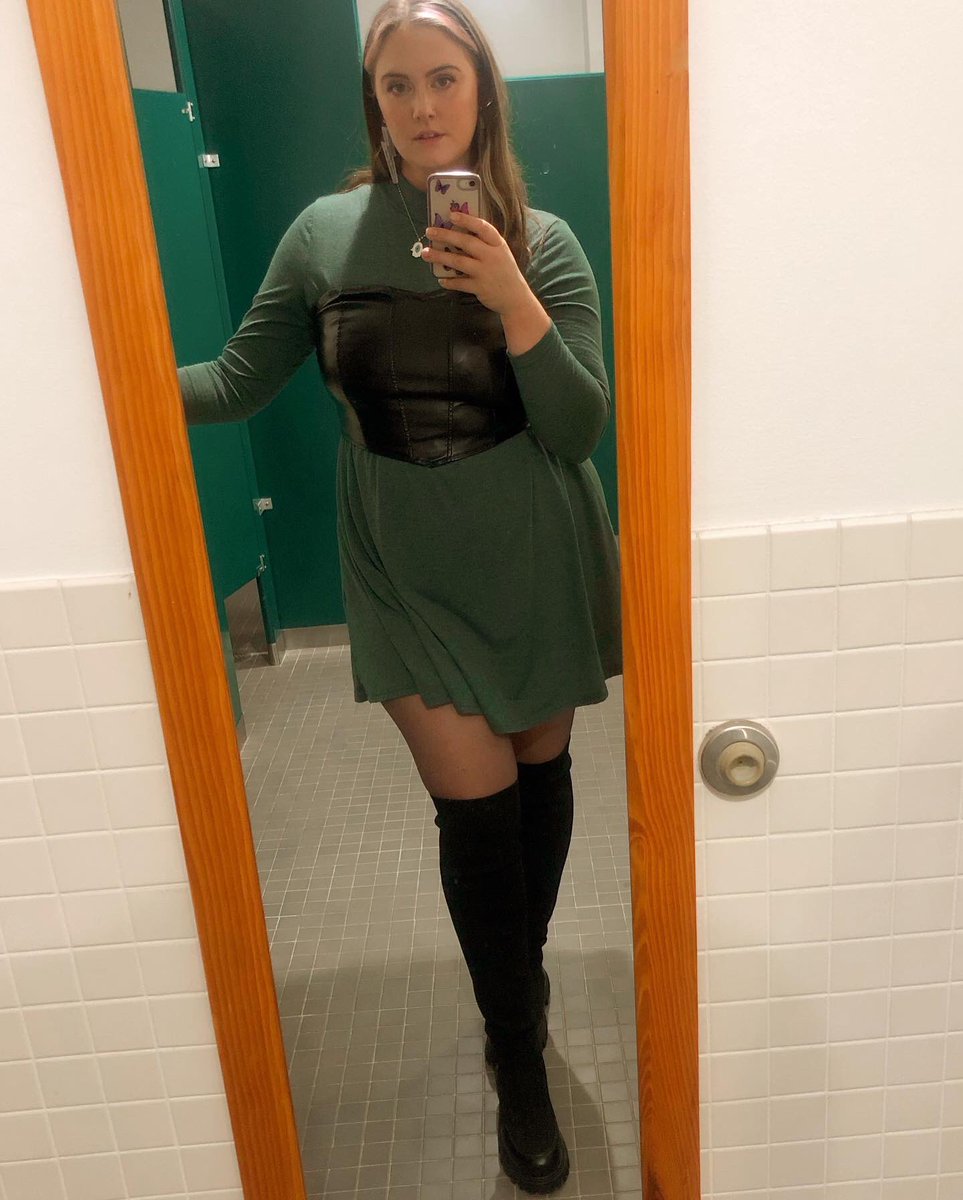 JoyfulPraiseOF's tweet photo. Unusual fully clothed photo of myself  but I felt sexy still 💚 https://t.co/MbAySAPB2O