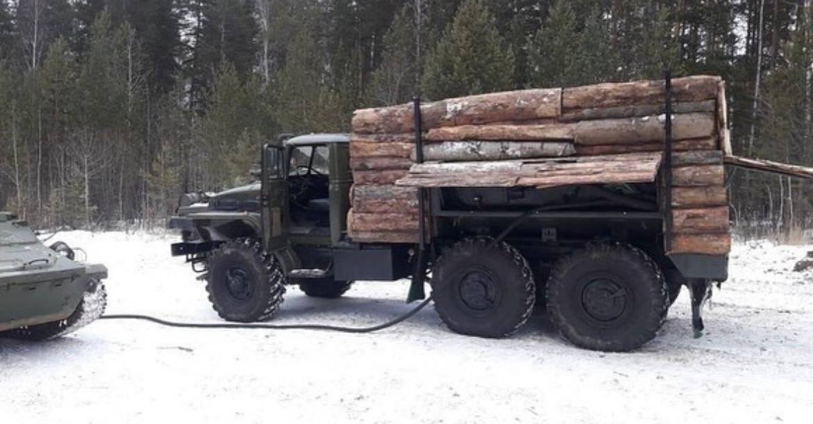 تمويه لناقلة الوقود ATZ-5-4320 في هيئة شاحنة أخشاب.