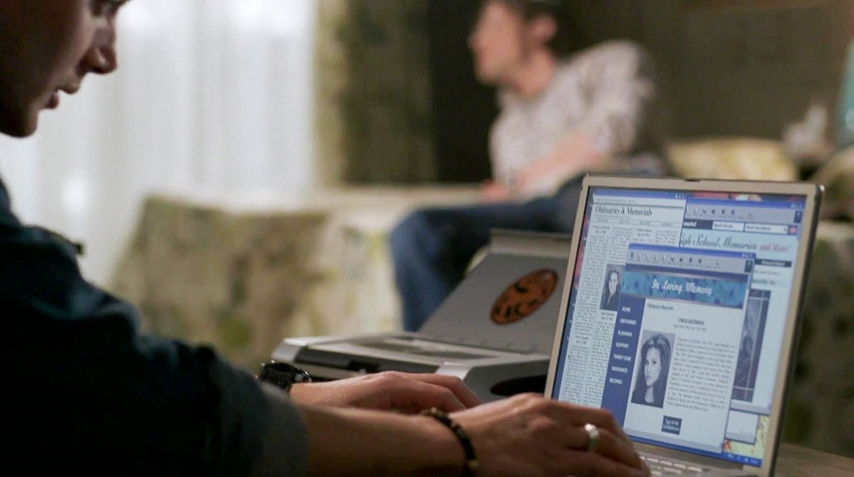 Soulmates_J2's tweet photo. Sam is so dramatic in this scene. Dean is researching for a change and Sam is sprawling on the bed dreamily gazing out of the window!
#S3Rewatch
#LongDistanceCall https://t.co/YeV21dmUGY