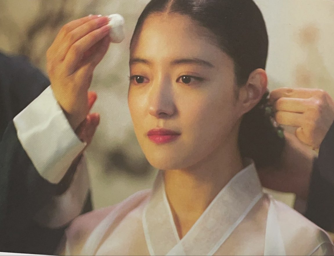 Happy 4th Anniversary 🥰
#TheCrownedClown  

#LeeSeYoung as Yoo Sowoon, the Queen 👸
