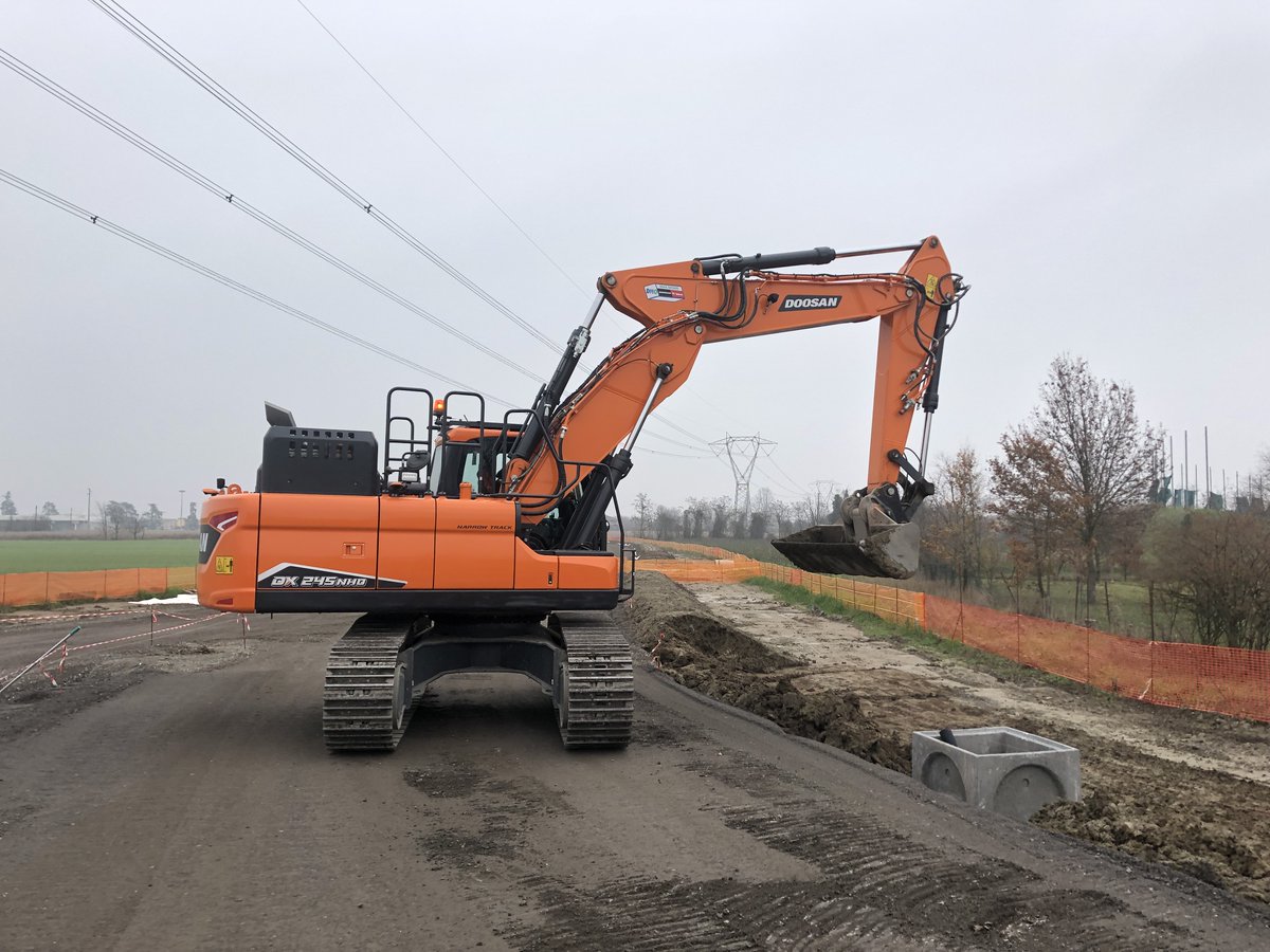 provinciamodena's tweet photo. A San Cesario sulla #sp14 tra il centro abitato e Castelfranco, partono lunedì 9 gennaio i #lavori di realizzazione di una nuova rotatoria nell’ambito del progetto della nuova #tangenziale, che comportano la necessità di istituire un senso unico alternato con semaforo. https://t.co/pxdnjCH1Je