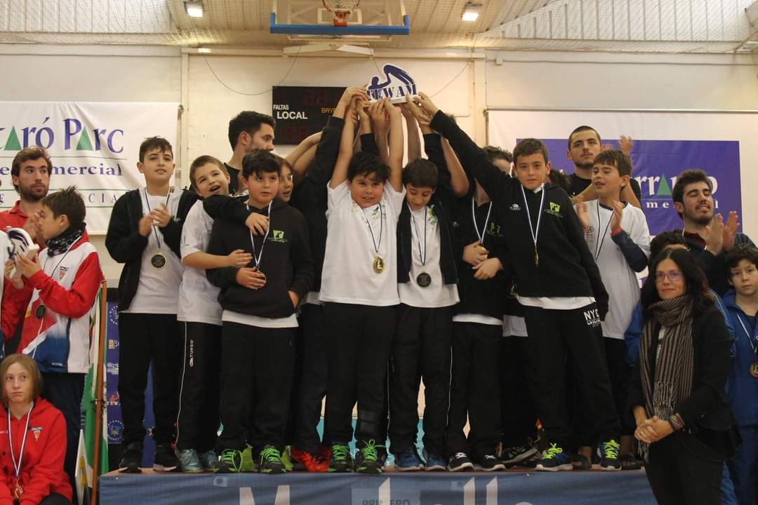 CWMalaga's tweet photo. Porque en las entregas de trofeos, también se puede ser "formal pero informal", las sonrisas y la complicidad entre compañeros fue el toque más malagueño en este final de #tewam tan especial #waterpolo #waterpoloenmalaga #watercolor @CWMarbella @MarbellaDeporte @AytoMarbella https://t.co/awkCuNjn7B