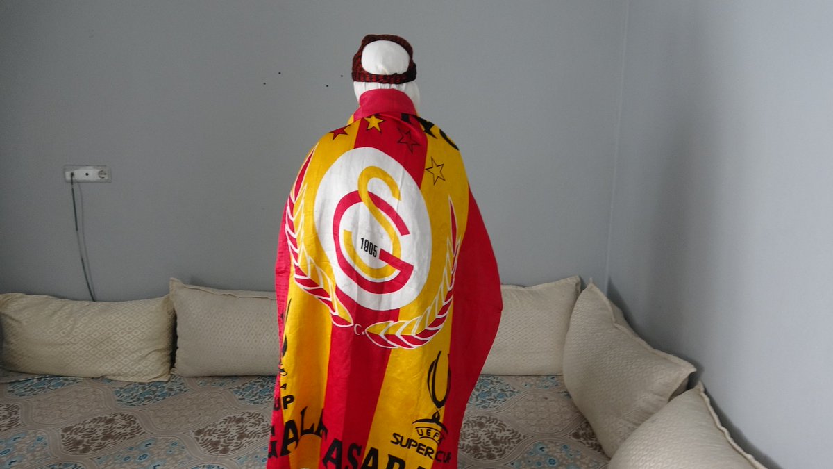 İzlediği bir maçta Galatasaray'dan etkilendikten sonra Galatasaray'ı tutmaya başlayan Mardinli Kadriye Temel(78): “Benim takımın Galatasaray'dır. Ben takımımı çok seviyorum. Mauro Icardi'yi çok seviyorum. Galatasaray, Fenerbahçe'yi yenecek." (İHA)
