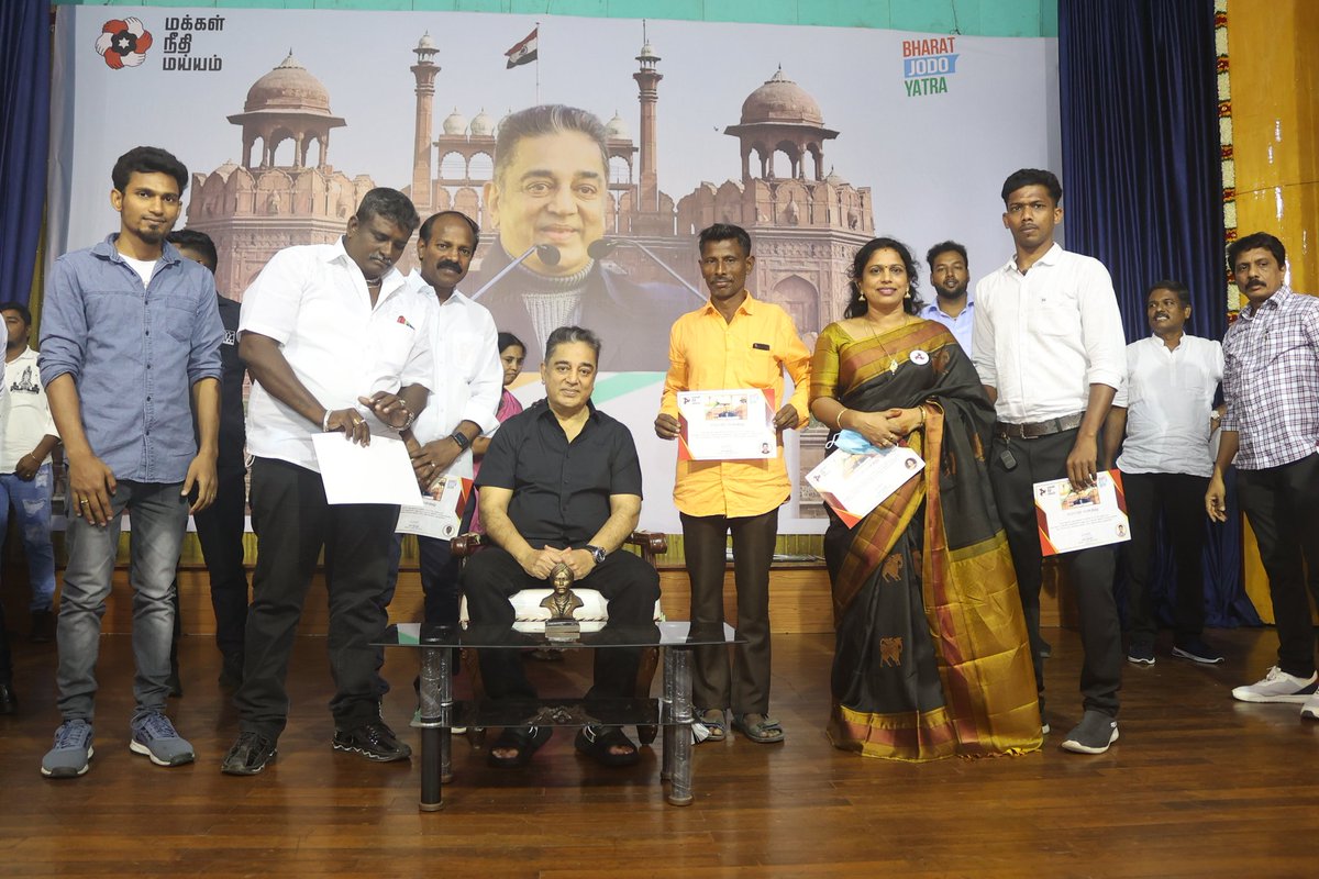 AnandhanBhuvana's tweet photo. இந்திய ஒற்றுமைக்காக தலைநகர் நோக்கி சென்றது ஓர் வரலாற்று இன்பம் என்றால்!!அதை பெருமை படுத்தும் விதமாக எங்கள் நம்மவரின் உபசரிப்புடன் கூடிய நேரடி பாராட்டு மற்றும்  சான்றிதழ் பேரின்பம் 
நன்றி நம்மவரே 
நாளை நமதே
@ikamalhaasan
@MouryaMNM
@Thangavelukovai
@maiamofficial https://t.co/jrFoMF7zbk