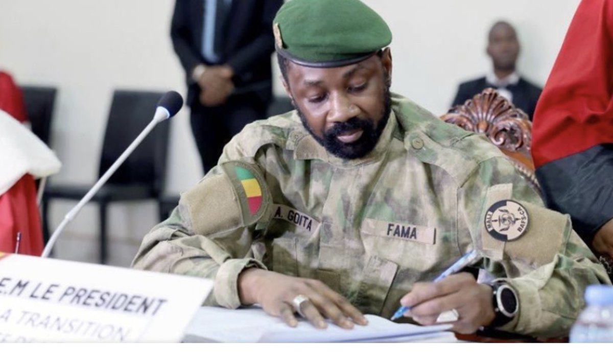 KemiSeba1's tweet photo. Notre cher frère , le colonel Assimi Goita avec l’affaire des 46 militaires a donné une leçon de diplomatie et de souveraineté au corrompu gouvernement ivoirien  et ses affidés . Quelle leçon!!!!🔥🔥🔥🙌🏾 https://t.co/x3sWHVDbJC