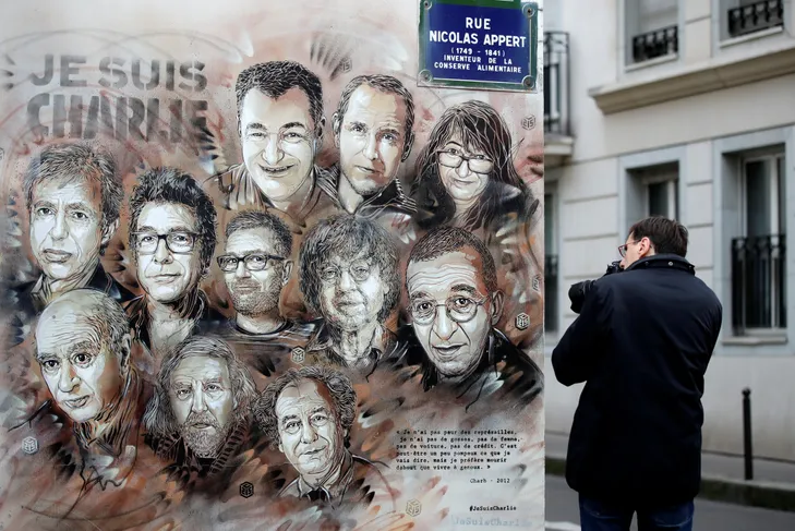 Vos lumières manquent à nos vies. Mais l'obscurité peut trembler. On tiendra la bougie, de main en main, de plume en plume, de classe en classe. 
Longue vive à Charlie. Longue vie à l'Esprit Charlie.
#7Janvier2023 charliehebdo.fr/2023/01/intern…