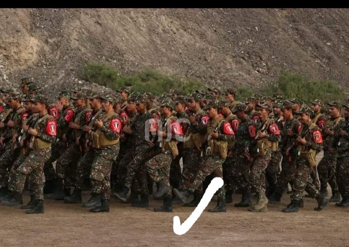 نصيحتي للاعلام الجنوبي ان لا يصوروا العرض العسكري من الجوانب لانها تبرز الاخطاء وتظهر ضعف التدريب...
لاحظ الصورة ... واحد صح والاغلبية خطأ
صوروهم من بعيد او من الامام...