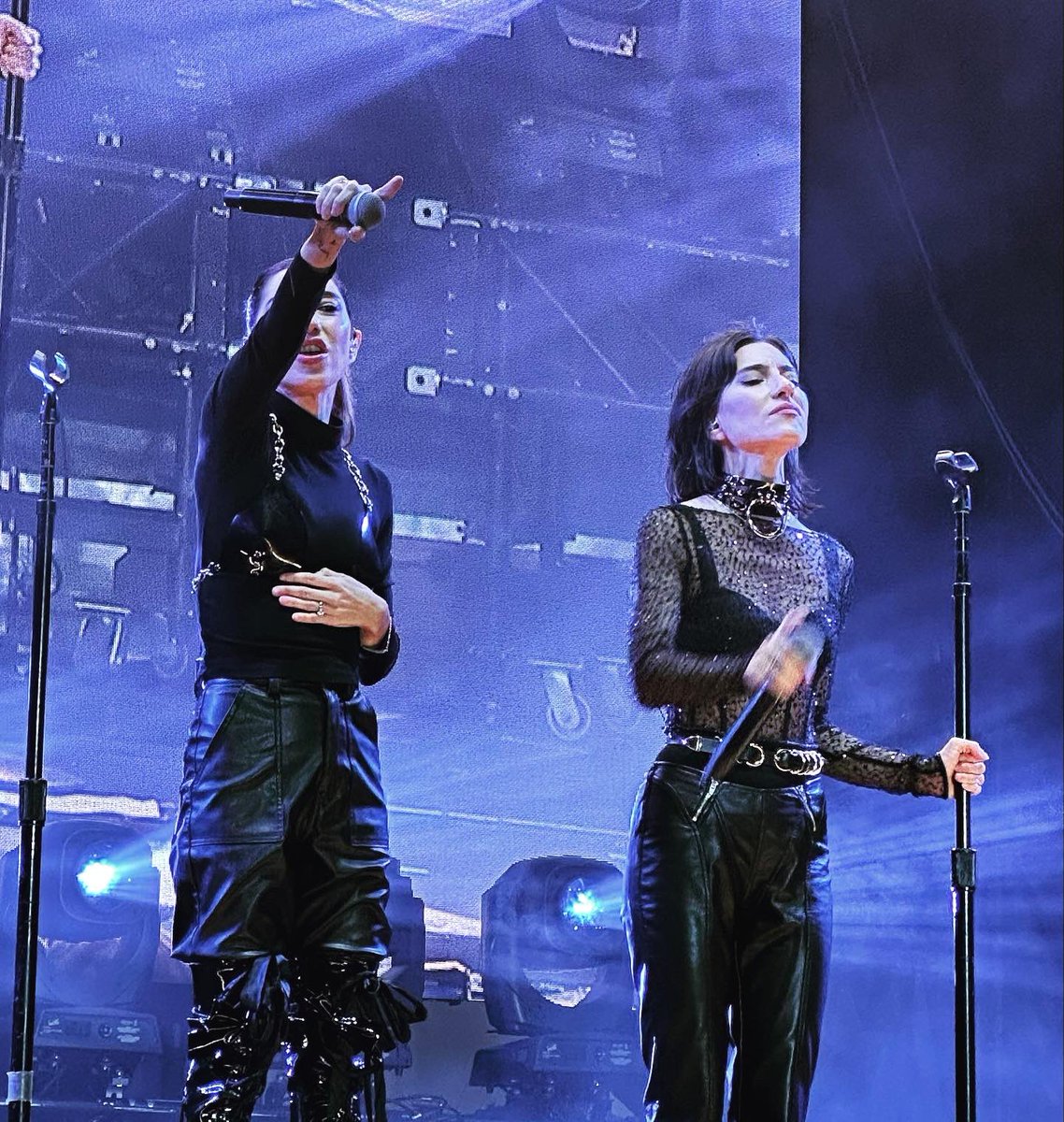 ah22ch's tweet photo. One of my all time faves from #youruinme @EmmaH1123 @elevatesydneyau #livemusic #theveronicas #shotoniphone https://t.co/2IMmSivxmP
