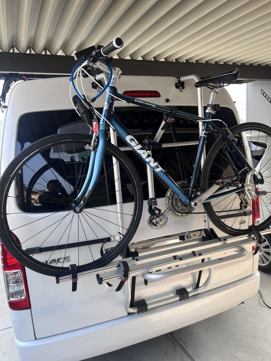 kayukota1's tweet image. サイクルキャリア取り付けました。
年末オークションで予算オーバーで一旦諦めたけど、試しにちょこっとだけ多く入札したら落札できました。＼(^^)／

#ハイエース
#サイクルキャリア
#車弄り