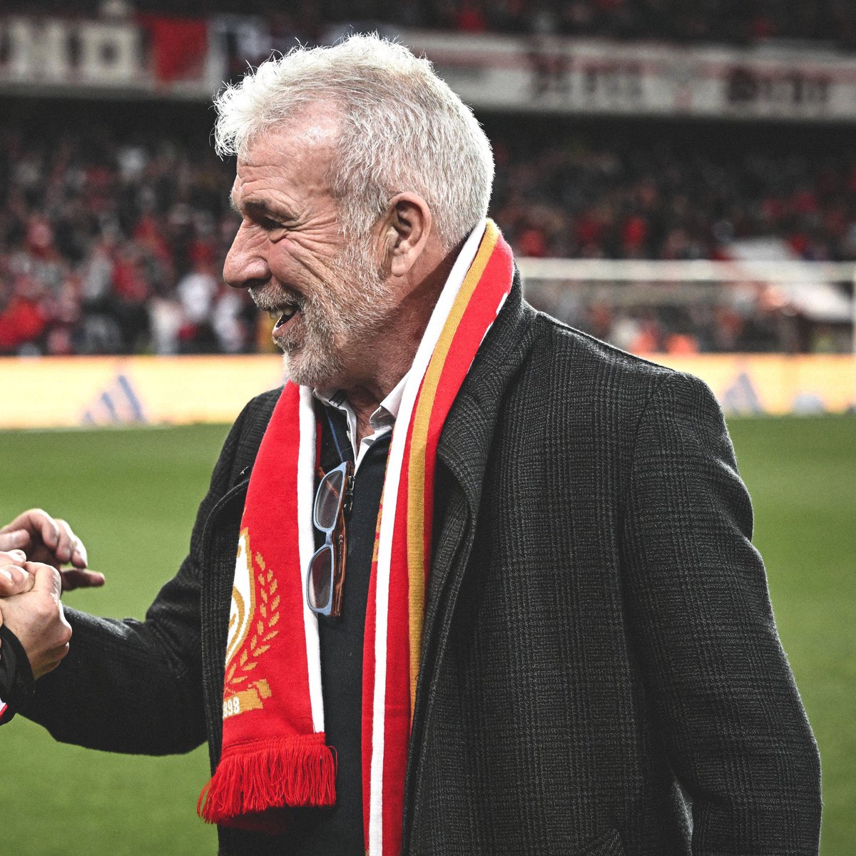 alpaynafi's tweet photo. Eric Gerets, dün Belçika Jupiler Pro League’de 🇧🇪 Standard Liège vs St Trond maçının başlama vuruşunu yapmış. https://t.co/1NP2LUpXtq