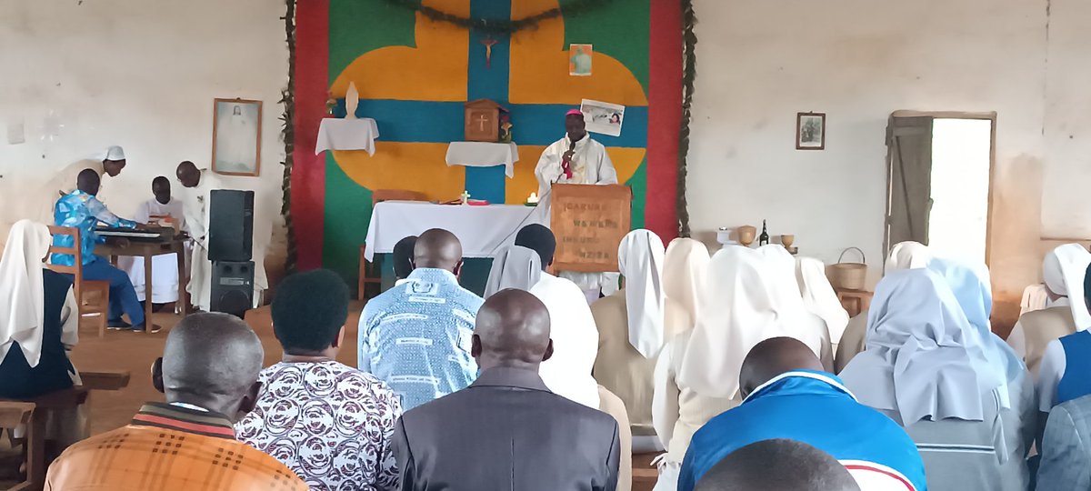 DioceseNgozi's tweet photo. Autour de l'Évêque du @DioceseNgozi, les prêtres et les consacrés œuvrant dans le diocèse se sont retrouvés à #Bigera #Commune_Kiremba @NgoziProvince pour les vœux du #Nouvel_An 2023. Tout débute par la messe d'action de grâces célébrée dans l'église de la succursale Bigera https://t.co/w50e3ygKGQ