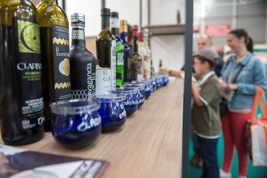 Efeagro's tweet photo. 🫒 El sector del aceite de oliva mira con inquietud la posible huida de los consumidores en 2023 por los precios altos. Y sigue atento a los costes de producción y la sequía. 

@CoopsAgroES #Anierac #Asoliva
https://t.co/lJ2s9X3ebH https://t.co/KiLSkSDymo