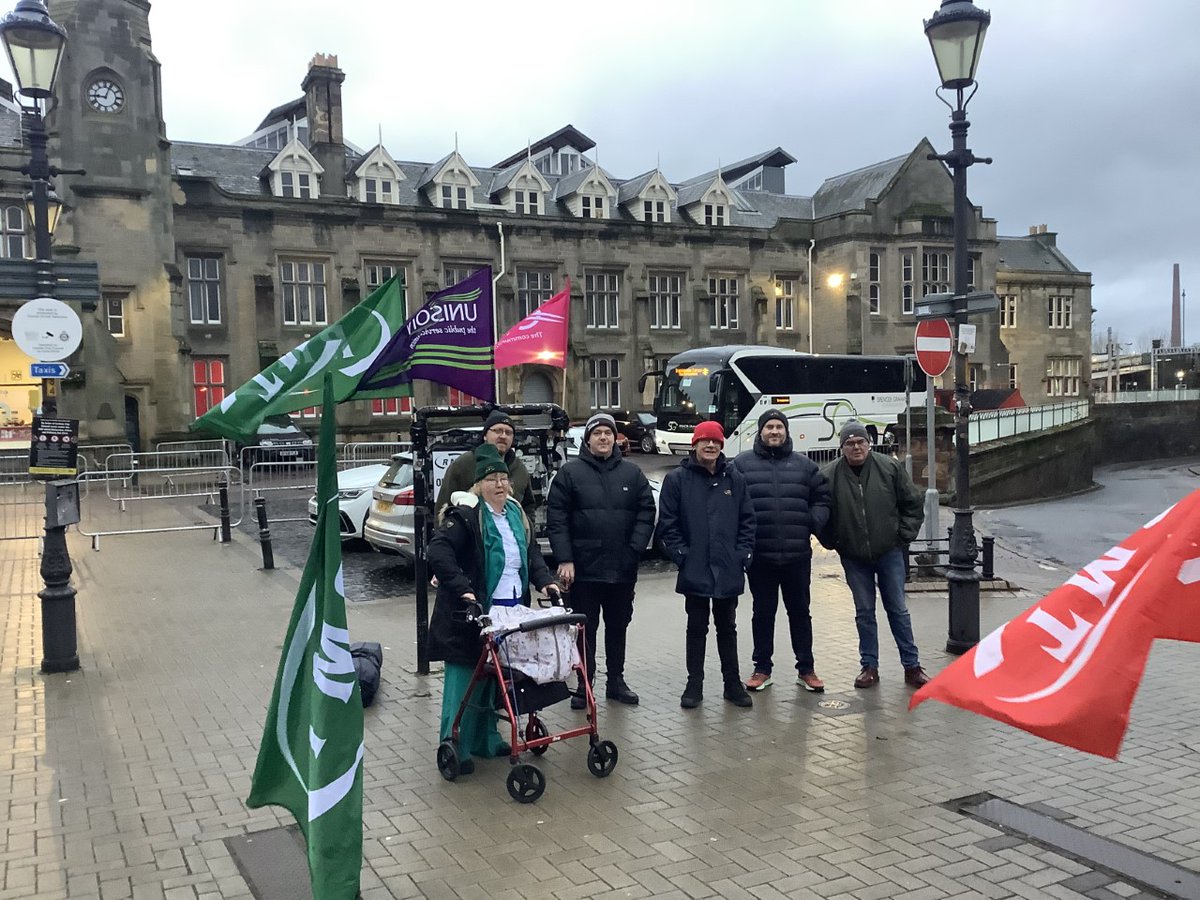 Saturday turn! @RMTunion Official Picket - National Rail Dispute - Outside Carlisle Citadel Station
#SupportRailWorkers #RailStrikes