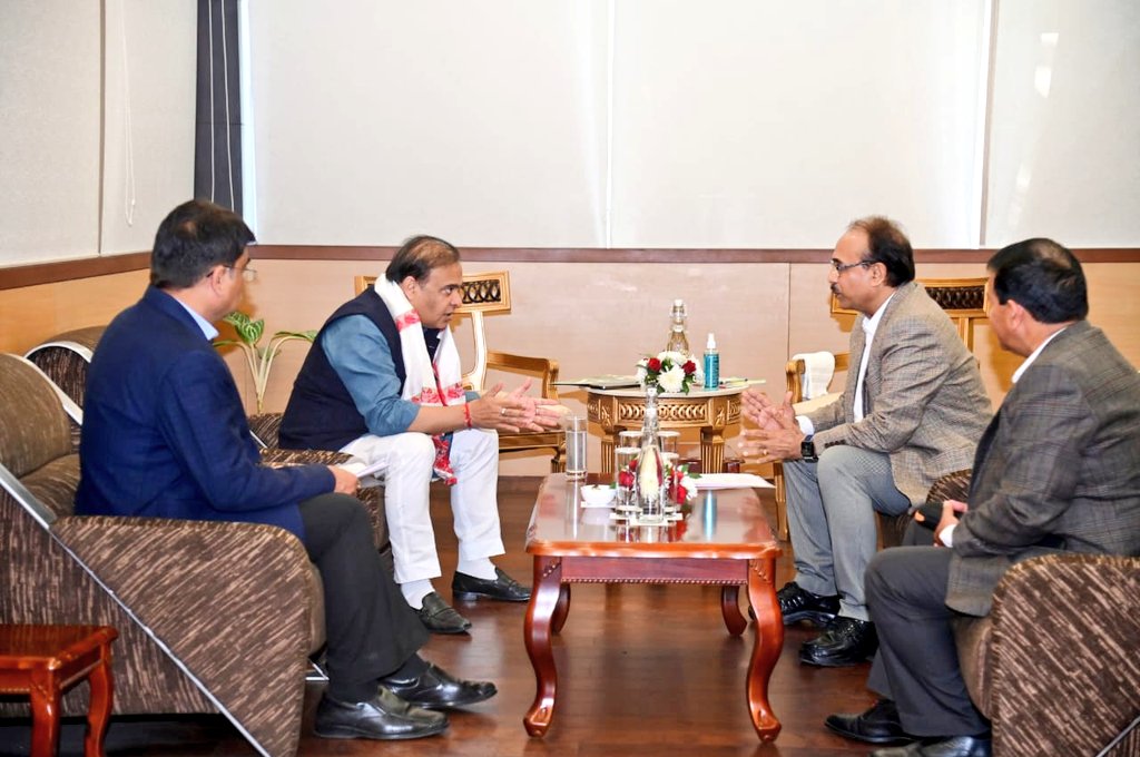 himantabiswa's tweet photo. Met a delegation led by @RailNf GM Shri Anshul Gupta and discussed the upcoming Northeast Half Marathon of Indian Railways.

Also unveiled t-shirt for the event. My best wishes to the participants and organiser of the event. 

To register, visit https://t.co/aBagafdSaS https://t.co/9U9HpwkCi5