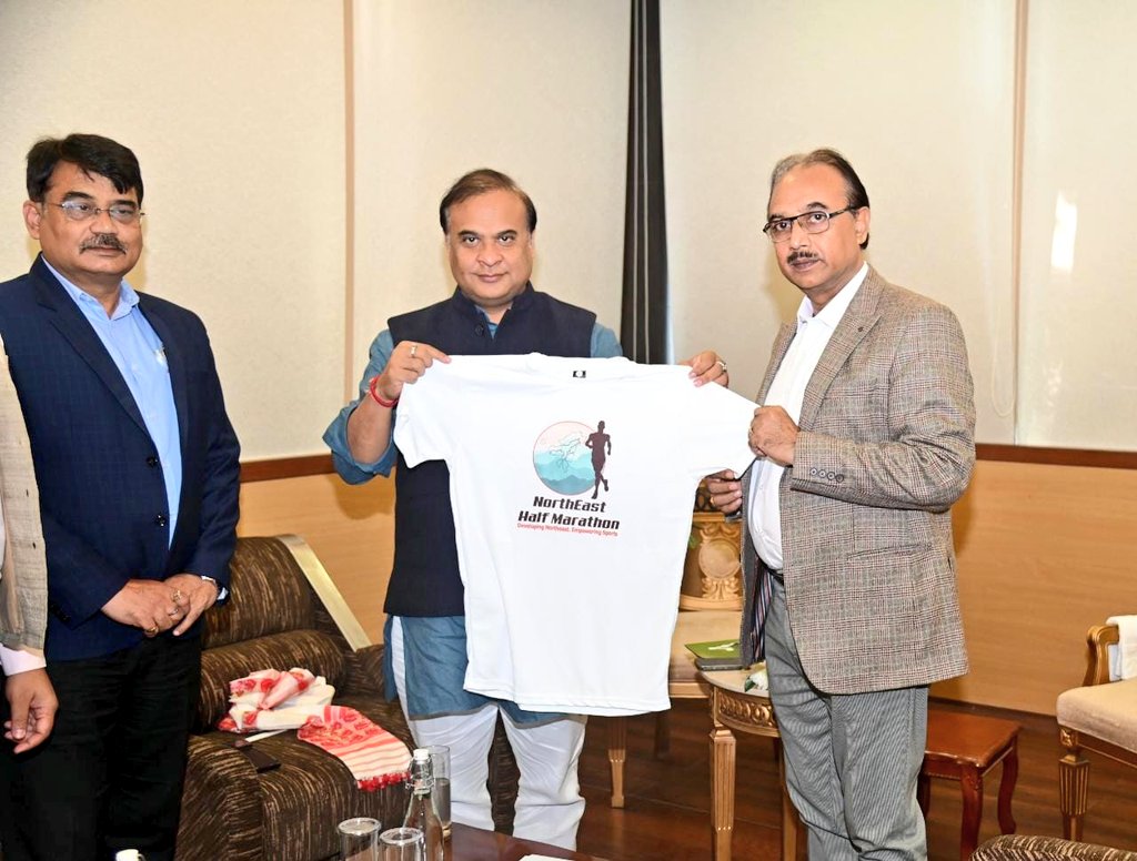himantabiswa's tweet photo. Met a delegation led by @RailNf GM Shri Anshul Gupta and discussed the upcoming Northeast Half Marathon of Indian Railways.

Also unveiled t-shirt for the event. My best wishes to the participants and organiser of the event. 

To register, visit https://t.co/aBagafdSaS https://t.co/9U9HpwkCi5