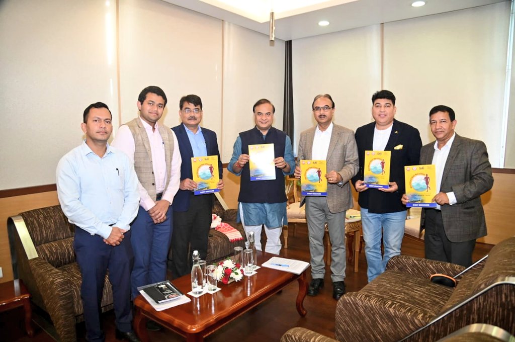 himantabiswa's tweet photo. Met a delegation led by @RailNf GM Shri Anshul Gupta and discussed the upcoming Northeast Half Marathon of Indian Railways.

Also unveiled t-shirt for the event. My best wishes to the participants and organiser of the event. 

To register, visit https://t.co/aBagafdSaS https://t.co/9U9HpwkCi5