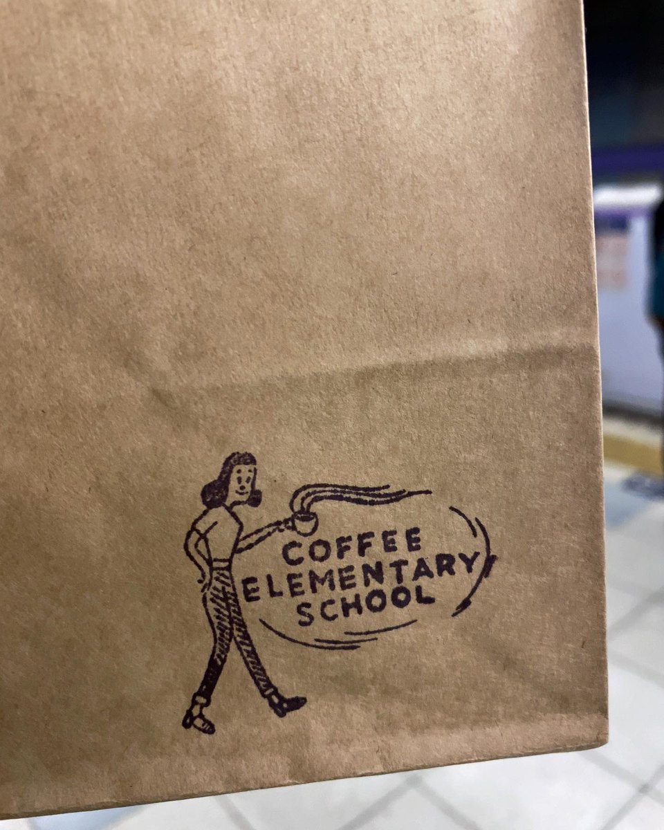 Satorunrunrun's tweet photo. 私立珈琲小学校 🏫 錦糸公園校舎
キャラメルラテ☕️
→初授業 →紙カップ美形😍 →甘すぎなくて美味��
レモンケーキ🍋🍰
→テイクアウト🎁
@C_E_S_0715
#coffeeelementaryschool
#珈琲小学校
#錦糸町 https://t.co/O4nAWjQtqs